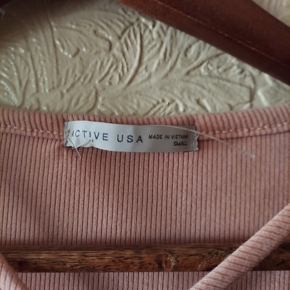 Active USA light pink ribbed long sleeve crop top w cross front detail Sz small - Picture 3 of 8